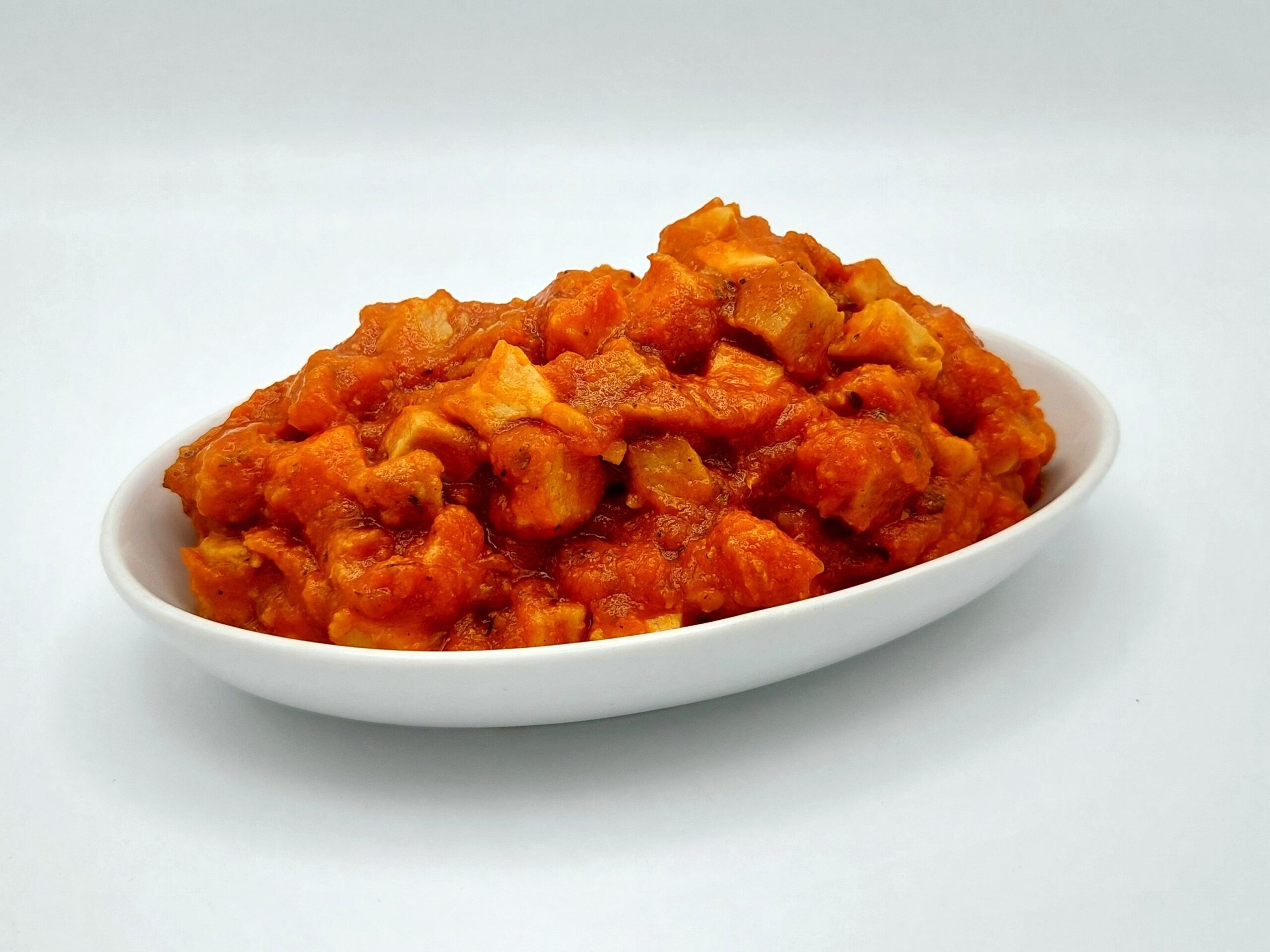 Dados de pollo en salsa mediterránea