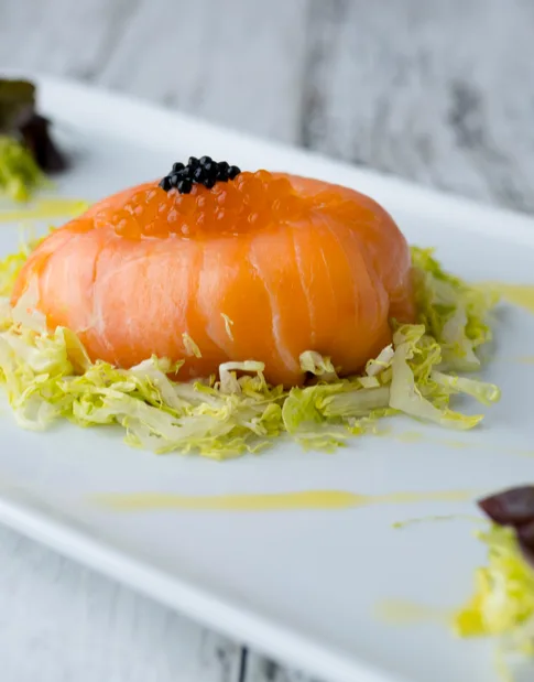 Bomba de salmón ahumado con ensaladilla de surimi