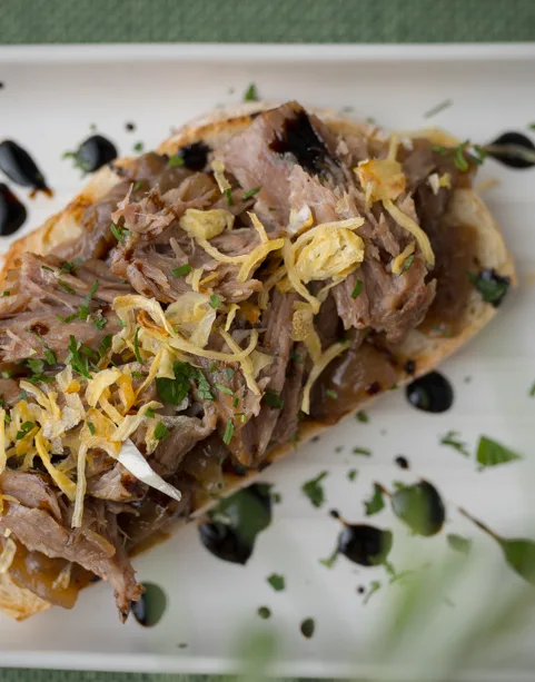 Bruschetta de carrillera de cerdo con cebolla caramelizada